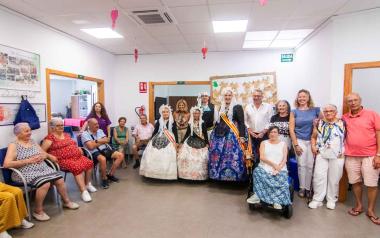 El espíritu solidario de les ‘fogueres’ luce en el centro social municipal ‘Pepita Esperanza’