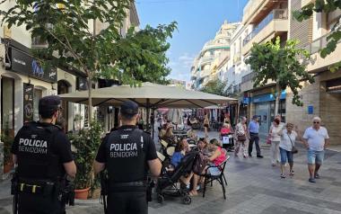 Benidorm intensifica la campaña de inspección de las terrazas e insta a los establecimientos que no cumplen a retirar el mobiliario no autorizado