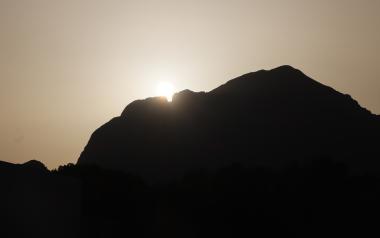 Benidorm ‘acompaña’ la puesta del sol por el ‘Portell’ del Puig Campana en el solsticio de verano
