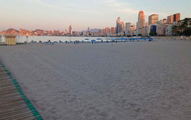 Las playas de Benidorm recuperan su mejor imagen tras la ‘Nit de Sant Joan’