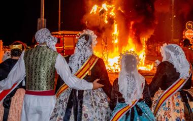 Con la ‘Nit de la Cremà’, la Hoguera de La Cala pone el broche final a su fiesta de 2026