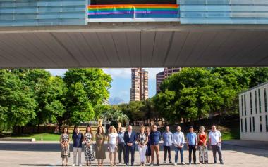 Benidorm despliega la bandera del arcoíris en apoyo al colectivo LGTBIQ+ por el Día del Orgullo