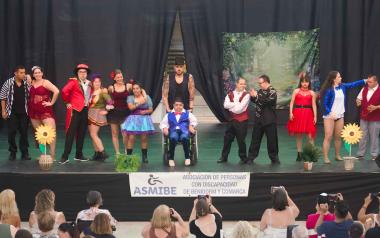 Asmibe reúne en Benidorm a centenares de personas en su XXII Festival Benéfico de Convivencia 