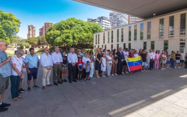 Benidorm guarda silencio en señal de duelo y solidaridad con las víctimas de los terremotos de Venezuela