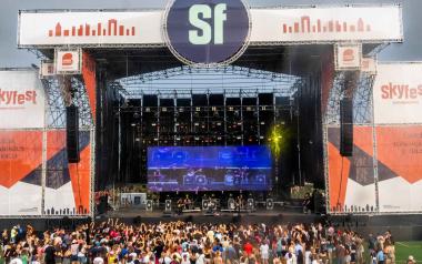 Miles de personas disfrutan de la fiesta inaugural del SkyFest en una jornada solidaria y con entrada gratuita