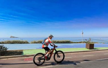 Benidorm recibe el sello ‘Más Bici’ de La Vuelta por su apuesta por la movilidad sostenible y la promoción del ciclismo en el día a día