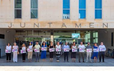 Minuto de silencio en Benidorm para condenar los recientes crímenes machistas de Alicante y Málaga