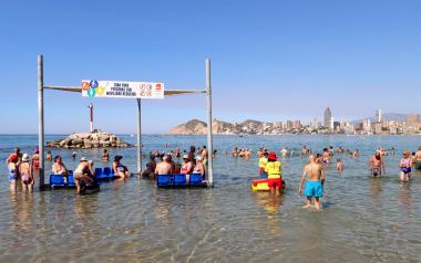 Benidorm amplía un verano más los servicios en las playas para personas con movilidad reducida