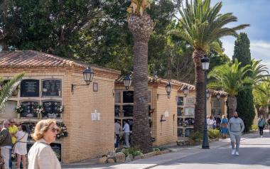 El cementerio Sant Jaume amplía su horario durante el verano