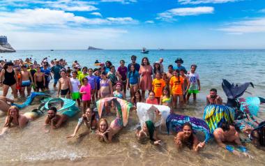 Sirenas y tritones conciencian en la playa del Mal Pas sobre el valor medioambiental de la posidonia 