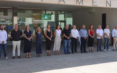 Benidorm guarda un minuto de silencio en señal de apoyo y respeto a las víctimas del incendio de Los Gallardos (Almería)