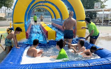 Benidorm beca la escuela de verano a menores con necesidades específicas severas en el colegio de Educación Especial El Secanet