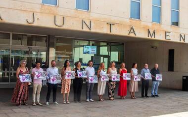 Benidorm guarda silencio en rechazo por los dos últimos asesinatos machistas confirmados en Málaga y Toledo 