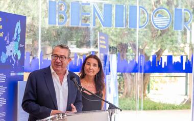 La Generalitat destaca el liderazgo europeo de Benidorm durante una visita a la exposición por los 40 años de España en la UE