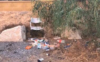 El PSOE denuncia la acumulación de basura y el abandono del aparcamiento disuasorio de la calle Lérida