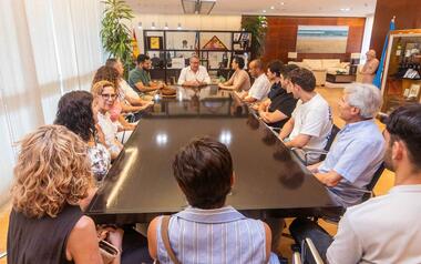 La nueva directiva de la SM La Nova visita el Ayuntamiento de Benidorm