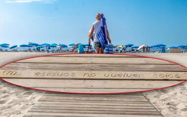Benidorm lleva a las pasarelas de las playas una campaña de corresponsabilidad con mensajes sobre sostenibilidad y convivencia
