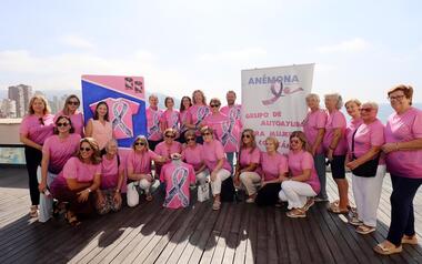 Anémona presenta la camiseta de la 24ª Marcha Solidaria contra el cáncer de mama, que se celebrará en Benidorm el 18 de octubre 