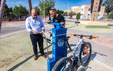 Benidorm instala seis estaciones gratuitas de reparación de mecánica básica de bicicletas 