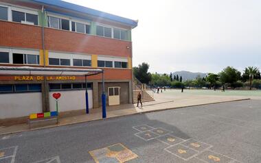 Benidorm invierte algo más de 160.000 euros en un nuevo plan de pintado de centros educativos