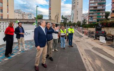Benidorm testa en la avenida Montecarlo farolas que incorporan un tratamiento anticorrosivo frente al orín de perro