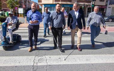Benidorm instala en el Cruce los primeros semáforos acústicos que las personas ciegas pueden activar desde su teléfono móvil 