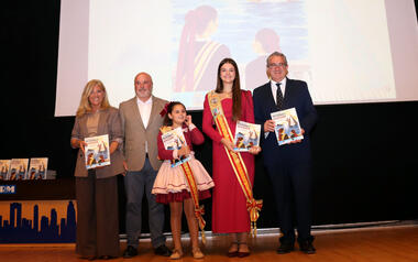 La Comissió de Festes presenta el Libro Oficial de las Festes Majors Patronals, que se celebran del 7 al 11 de noviembre