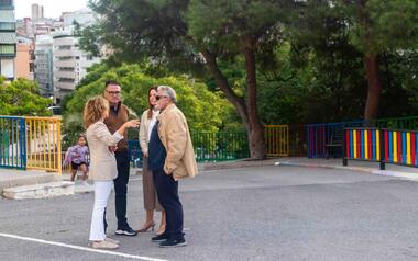 Benidorm planta un centenar de árboles en los patios de tres colegios para ampliar las zonas de sombra y mejorar el confort