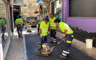 Benidorm asphalt Quatre Cantons street and introduces new services in the Old Town