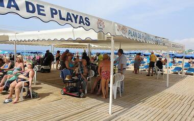 Benidorm renovará y ampliará la zona de sombra del punto de playas accesibles de Levante