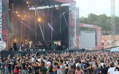 El Low cerca cambrers i cambreres per a treballar en el festival