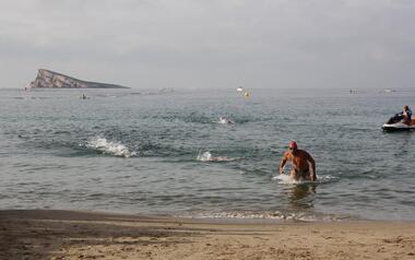 Benidorm habilita accesos en la playa del Mal Pas para los nadadores federados, en horario de 06.00 a 10.00 horas