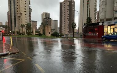 El temporal de pluja i vent se salda a Benidorm sense incidències i amb una mitjana de 50 litres