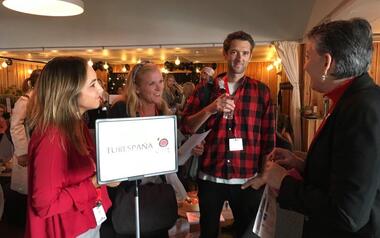 Benidorm muestra sus virtudes al influencer escandinavo