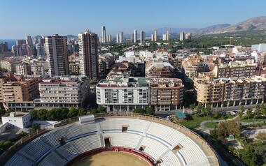 La plaça de bous i un edifici annex albergaran la biblioteca central, sales d'estudi, un centre jove i un multicultural per a associacions...