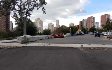 Compromís recuerda que falta la señalización y pintura del aparcamiento de la Avenida Marina Alta de Benidorm