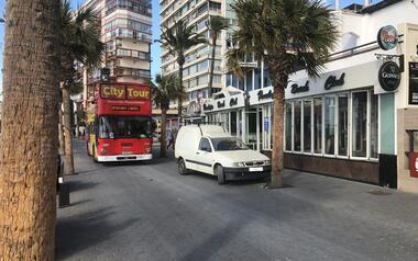 Ciudadanos denuncia el caos generado en primera línea de Benidorm por permitir el acceso a autobuses públicos y turísticos