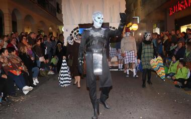 Bavallons Club wins first prize in the Humor Parade with 'El invierno se acerca'