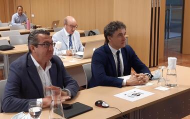 Toni Pérez, en la Asamblea de Hosbec y ante el secretario autonómico de Turismo, reclama que los fondos europeos reposicionen el turismo