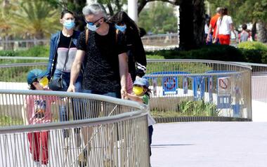 El Ayuntamiento entrega mascarillas a la población infantil de programas y actividades municipales