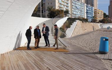 El gobierno local plantea un proyecto para sustituir la pasarela peatonal del Paseo de Poniente por otra más duradera y accesible