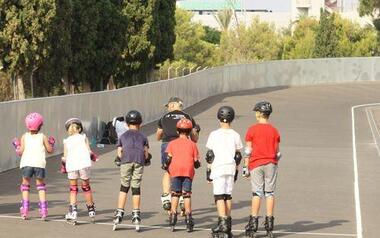Ciudadanos denuncia que el patinódromo ha abierto en precario relegando en las madres de usuarios la seguridad y la limpieza 