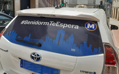 Benidorm habilita una parada de taxis al Palau d'Esports per a facilitar l'accés al centre de vacunació massiva
