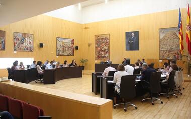 Benidorm desbloquea la ordenanza de publicidad y la implantación de estaciones de servicio de diferentes combustibles