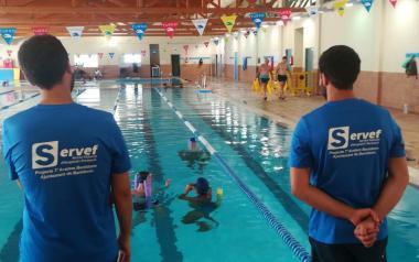 Prácticas en la piscina de los alumno...