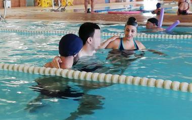 Prácticas en piscina de los alumnos d...