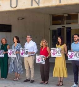 Minuto de silencio en repulsa del crimen machista de una mujer de 34 años en...