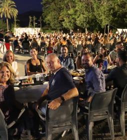 El ‘Sopar d’Estiu del Roser’ reúne a unos 300 comensales en la Ermita de Sanz