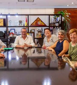 La nueva junta directiva del Club de Leones se presenta al alcalde de Benidor...