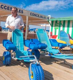 Benidorm incorpora tres sillas anfibias infantiles para los puntos de playas...